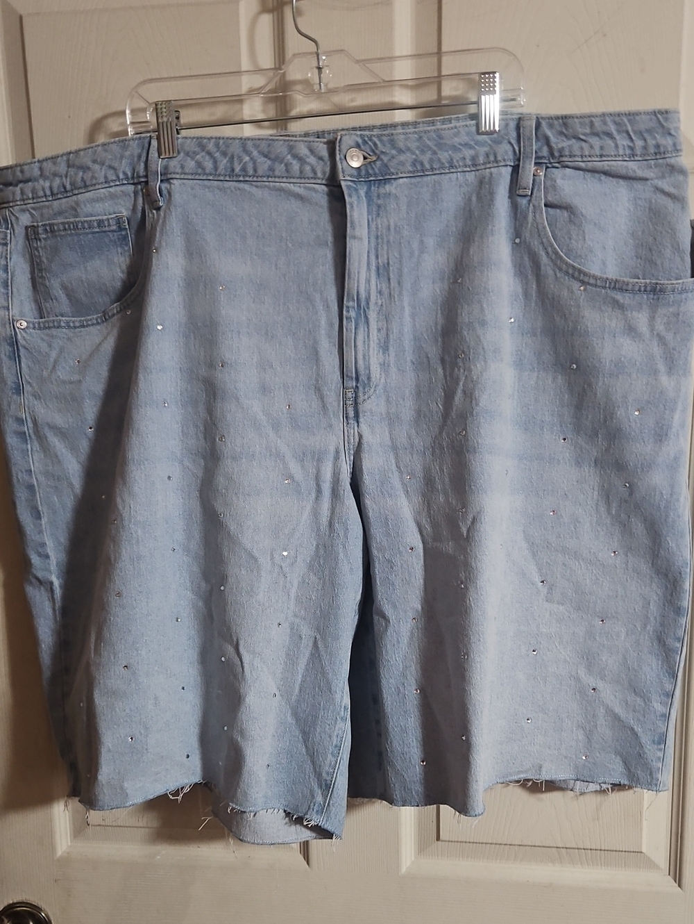 SCOOP DENIM BERMUDA SHORTS: RHINESTONE FEATHER WASH: New With Tags: Size 26W